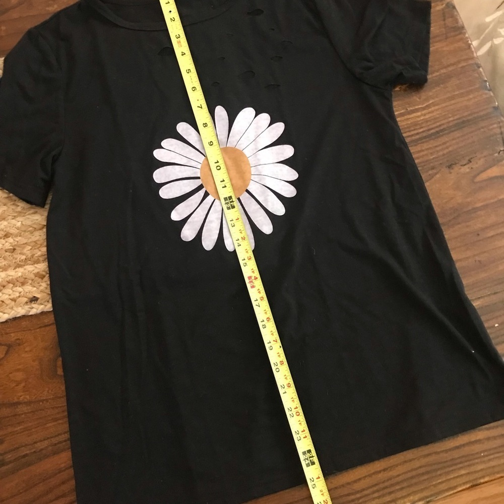 🌼Lightly Distressed Daisy Tee - Picture 8 of 8